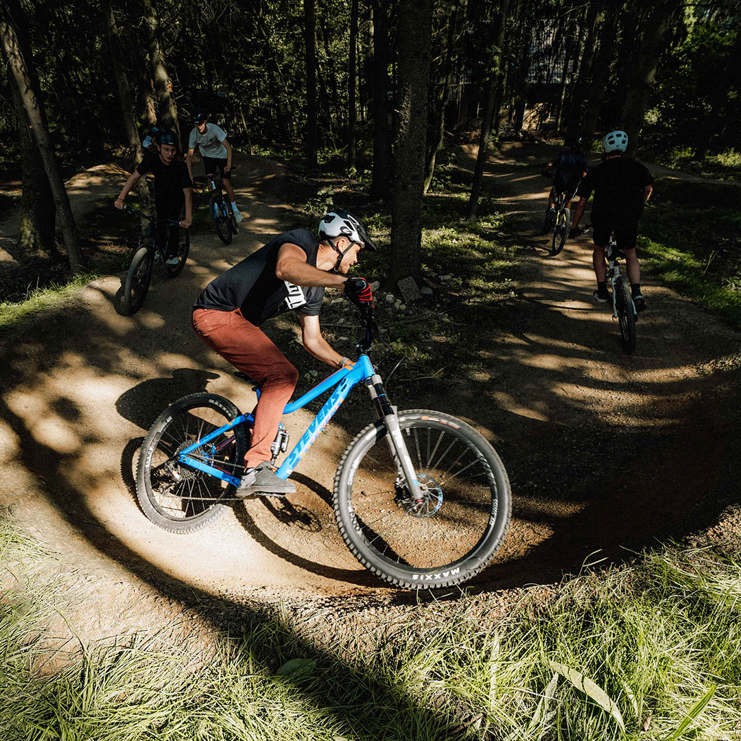 Mountainbiker in der Steilkurve im Sunshine Bikes Bikepark in Steinberg am See