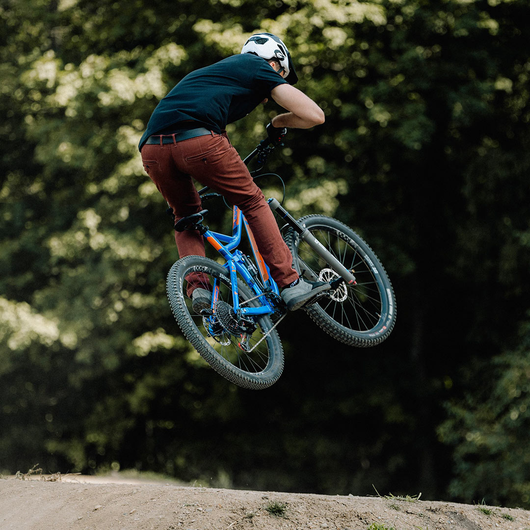 Mountainbiker macht Sprung über Schanze bei Sunshine Bikes in Steinberg am See