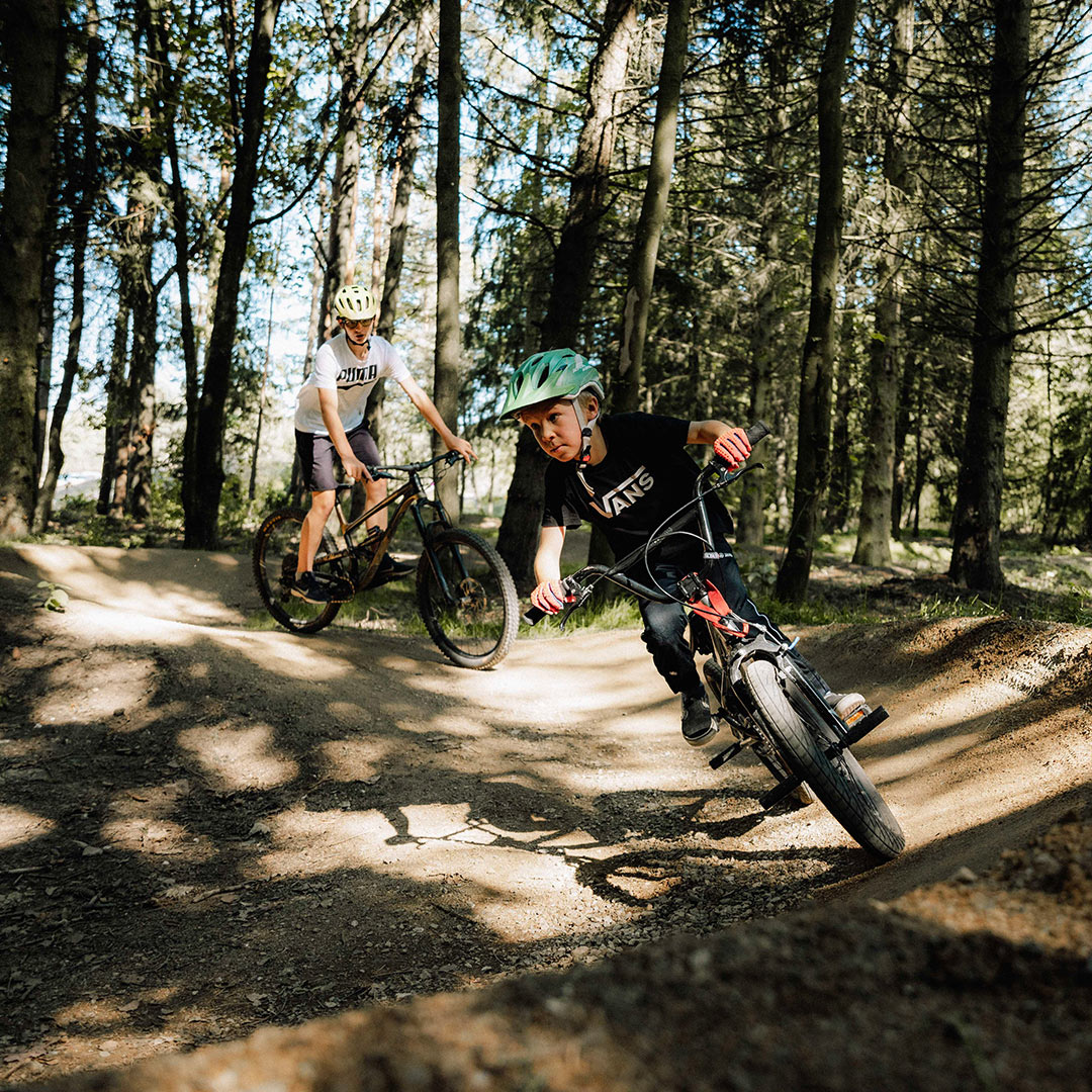Jungendlicher Mountainbiker im Sunshine Bikes Pumptrack in Steinberg am See
